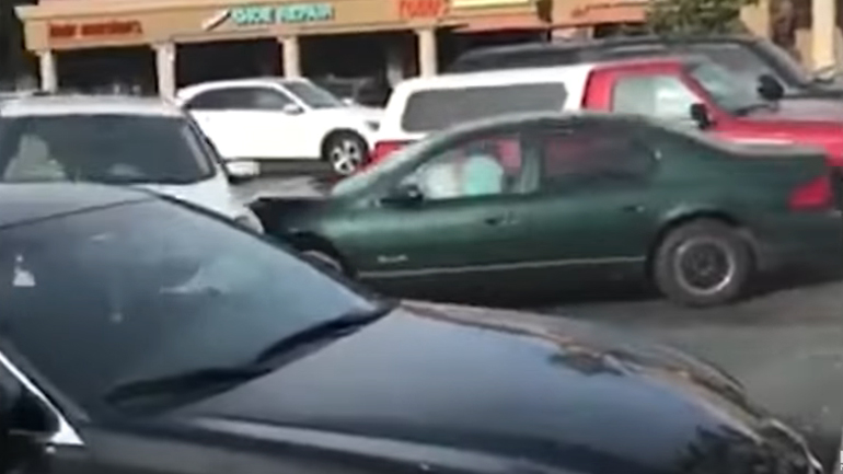 85χρονη προκαλεί χάος σε πάρκινγκ